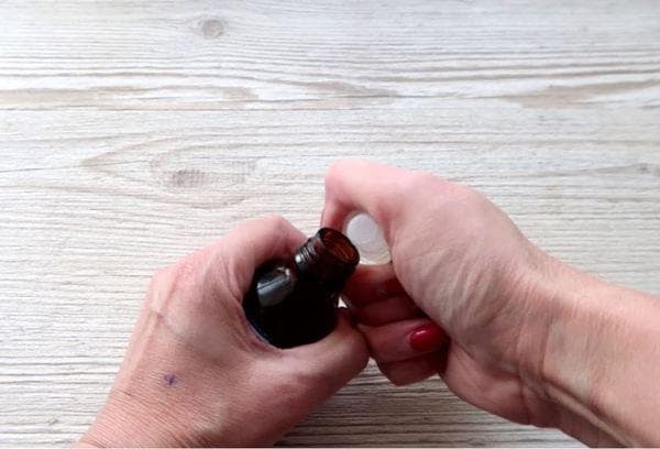 Retirer le bouchon d'un flacon de médicament