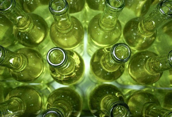 Récipient en verre avec de l'huile