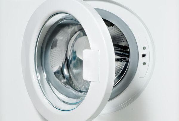 Trappe ouverte de la machine à laver