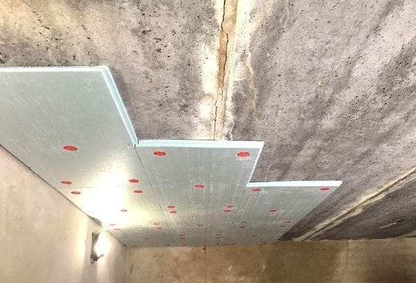 Isoler le plafond avec de la mousse plastique dans le garage