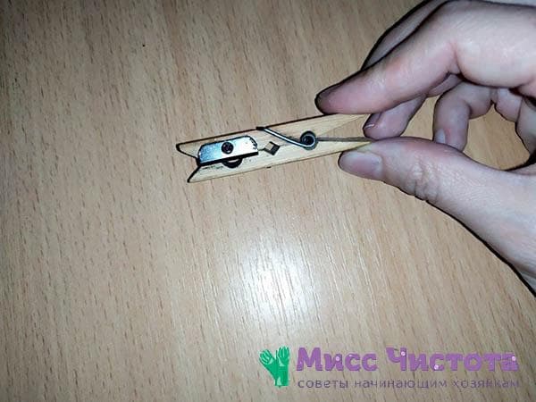 2. Vissez la lame sur le côté de l'une des moitiés de la pince à linge.