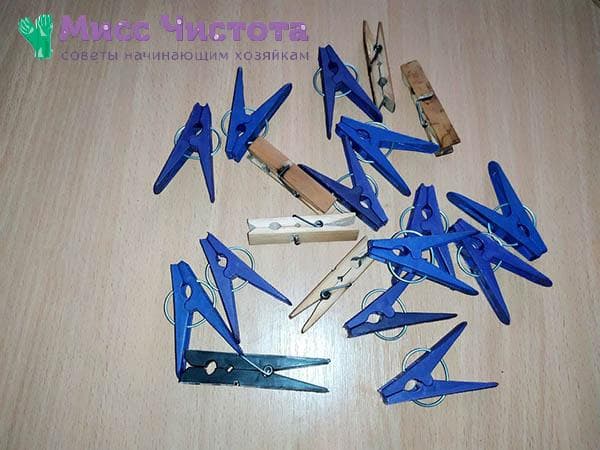 pinces à linge en bois et en plastique