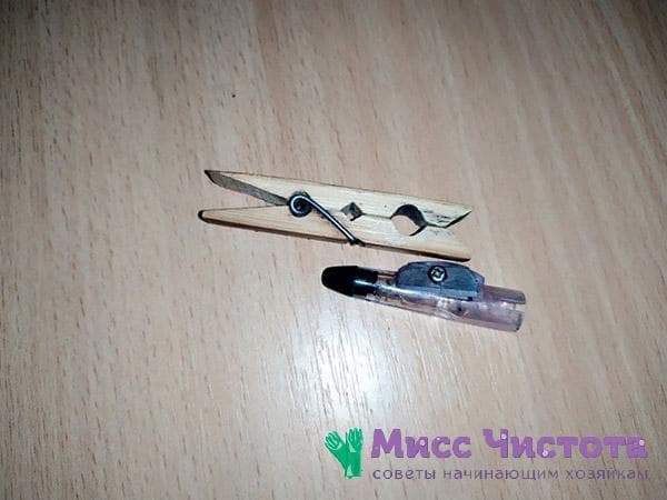 Un appareil composé d'une pince à linge et d'un taille-crayon