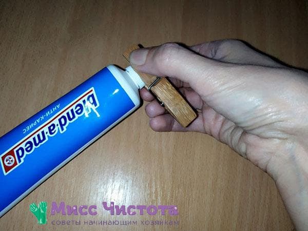 ouvrir le couvercle hermétique ou le tube à l'aide d'une pince à linge