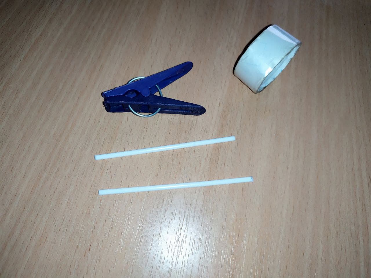 pince à linge, ruban adhésif et deux bâtons