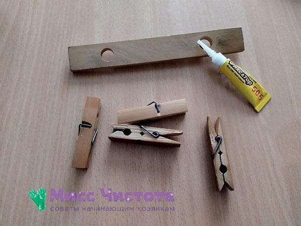planche de bois, pinces à linge et colle