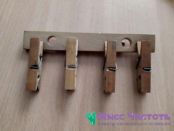 pinces à linge collées sur une planche de bois