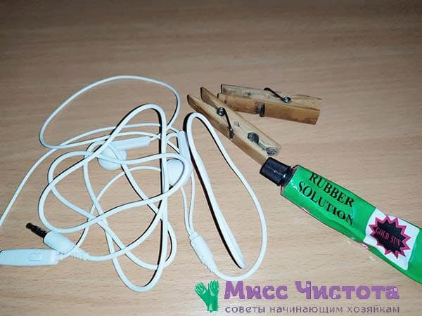 colle, pinces à linge et écouteurs