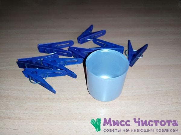 couvercle en plastique et pinces à linge