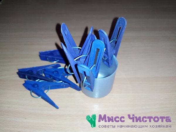 pinces à linge attachées à un couvercle en plastique