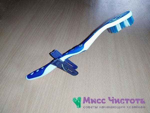 porte-brosse à dents en pince à linge
