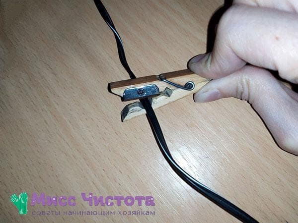 comment couper du fil avec une lame à l'aide d'une pince à linge