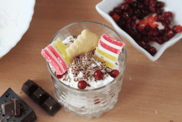 Dessert du Nouvel An dans un verre de fromage cottage