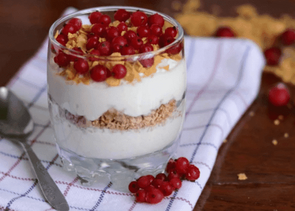 Dessert aux fruits caillés