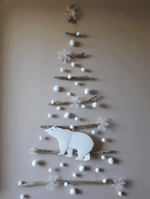 Sapin de Noël dans la neige avec un ours polaire :