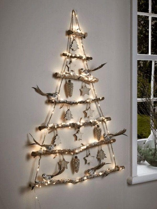 Sapin de Noël dans la neige avec des oiseaux :