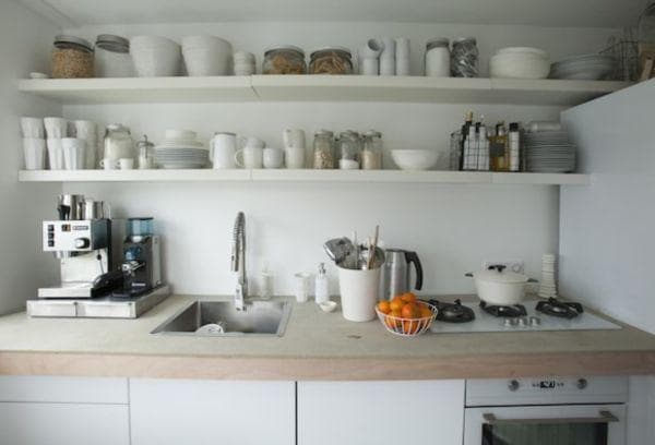 Étagères ouvertes pour la vaisselle