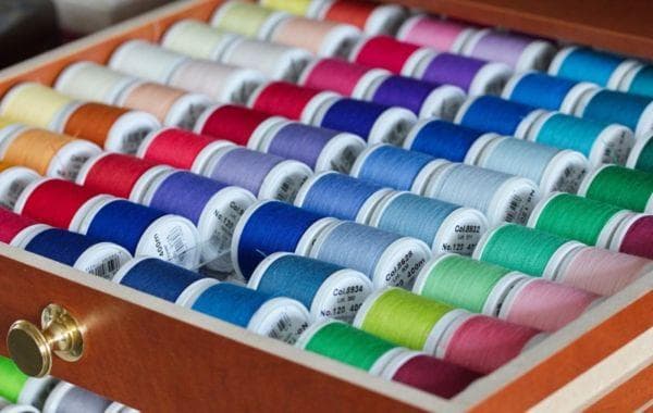 Fils multicolores à coudre