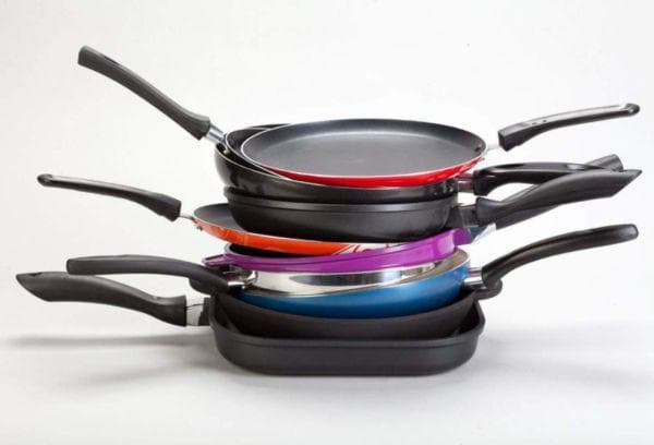 Diverses poêles à frire