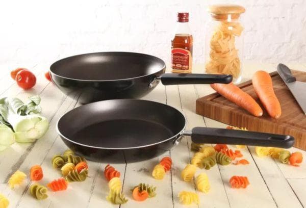 Deux poêles à frire