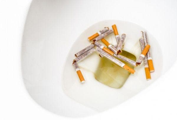 Des cigarettes dans les toilettes