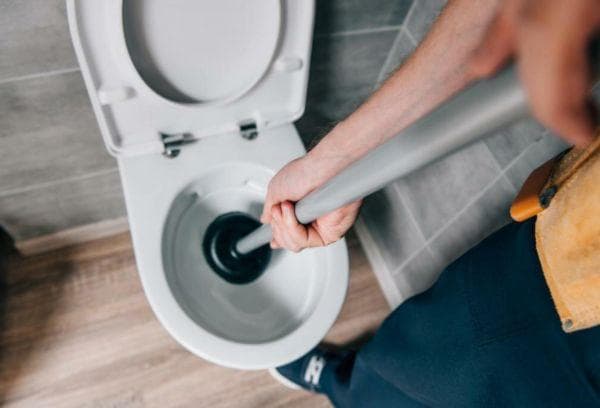 Nettoyer des toilettes bouchées