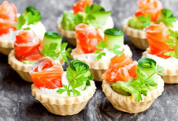 Tartelettes au saumon rose légèrement salé
