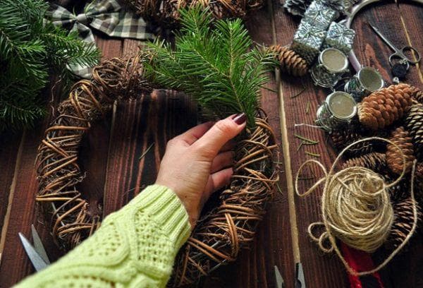 Couronne de branches et de cônes pour le nouvel an