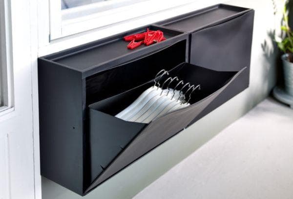 Un gardien économique sous le rebord de la fenêtre ou derrière la porte