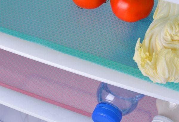 Tapis de nettoyage sur les étagères du réfrigérateur