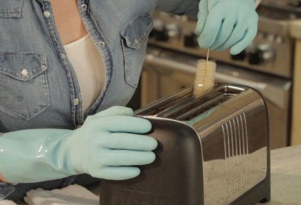 Nettoyer l'intérieur du grille-pain des dépôts de carbone