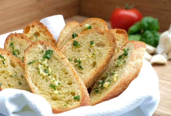 Pain à l'ail et assaisonnements