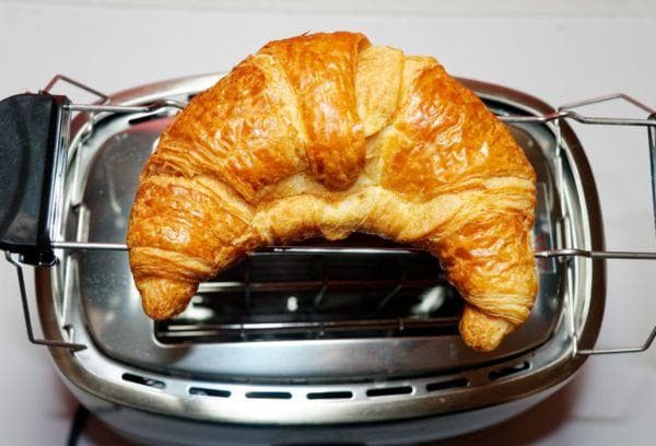 Réchauffer un croissant au grille-pain