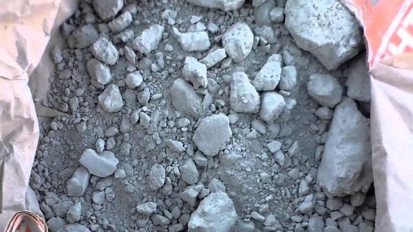 Ciment pétrifié concassé