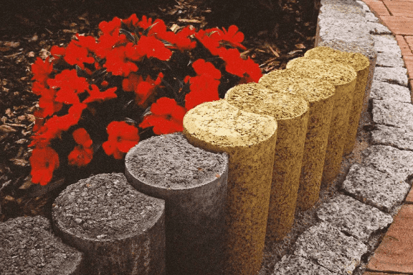 Colonnes en vieux ciment