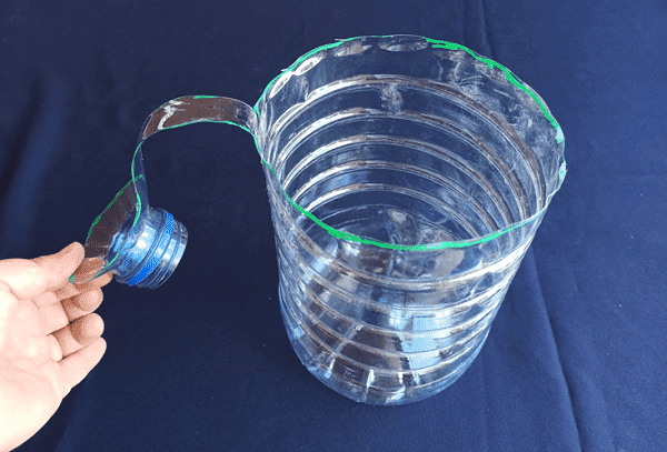 Poubelle fabriquée à partir d'une bouteille de cinq litres