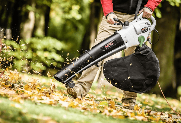 Ramasser les feuilles avec un souffleur de feuilles