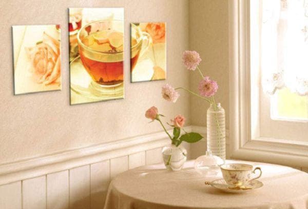 Peintures et affiches au mur