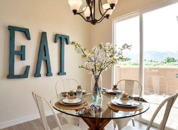 Inscriptions volumétriques près de la table à manger