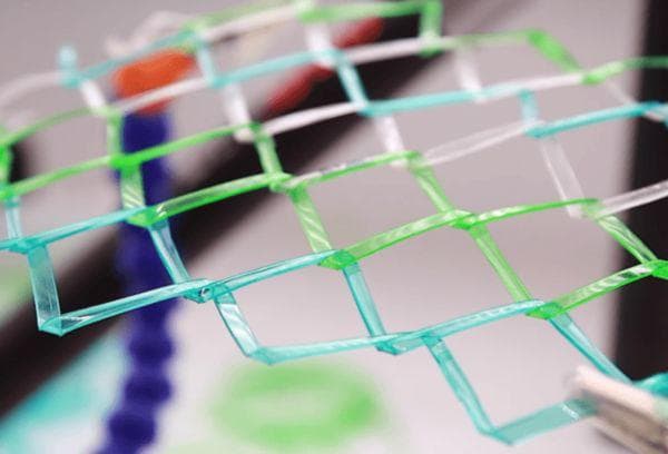 Treillis à mailles en tubes de plastique