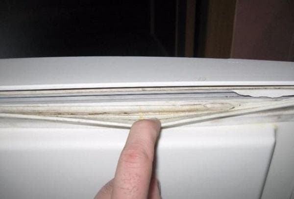 L'élastique du réfrigérateur s'est détaché