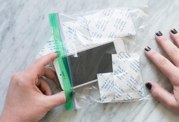 Sécher votre téléphone dans du gel de silice