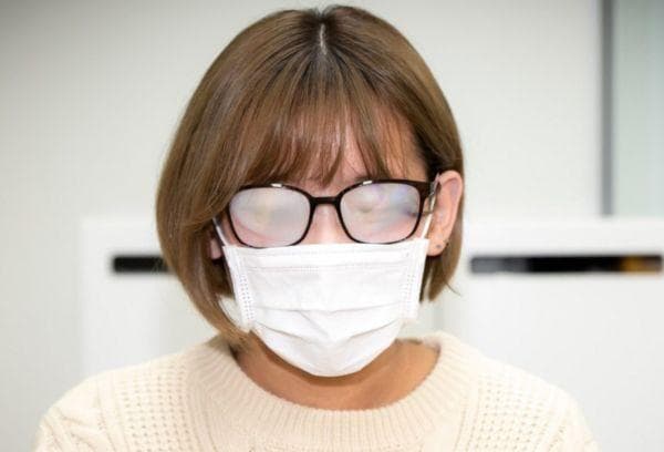 Femme avec masque et lunettes