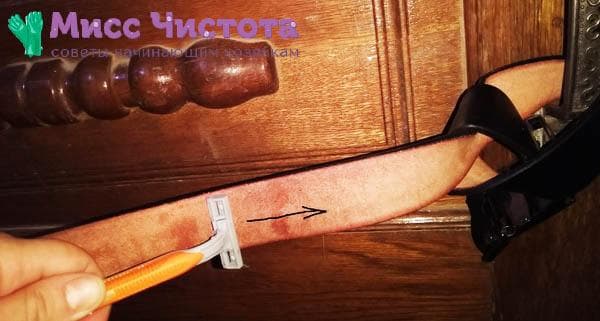 Aiguisez le rasoir avec une ceinture en cuir