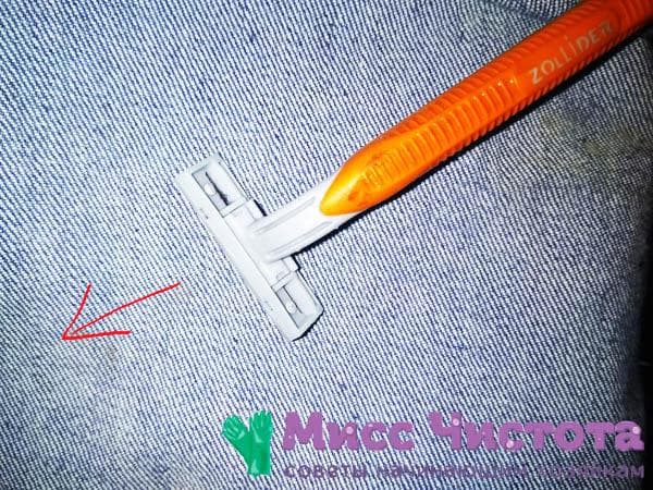 Aiguiser un rasoir sur un jean