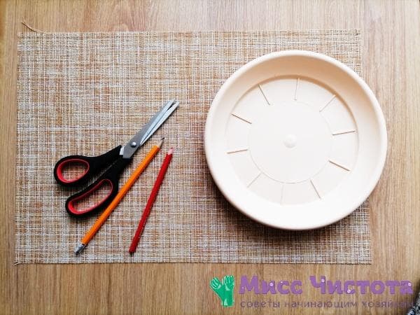 ciseaux, crayons, bol