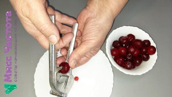 retirer les graines des baies à l'aide d'un presse-ail