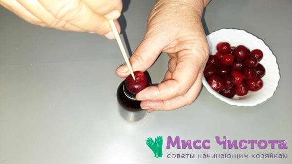 retirer les graines de baies à l'aide d'un bâton