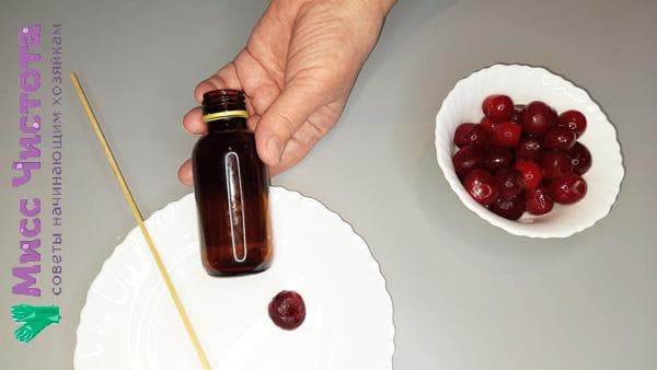 bâton en bois et bouteille pour dénoyauter les cerises