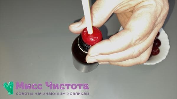 retirer les graines de baies à l'aide d'une paille à cocktail